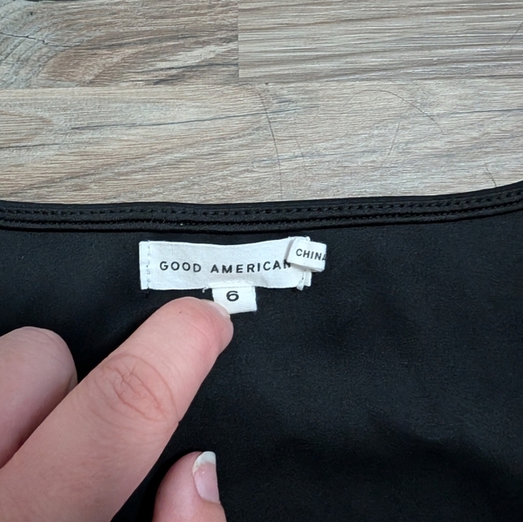 Good American Women's 6 (3XL), Cropped Deep V-Neck Black Tank Top - Picture 5 of 5